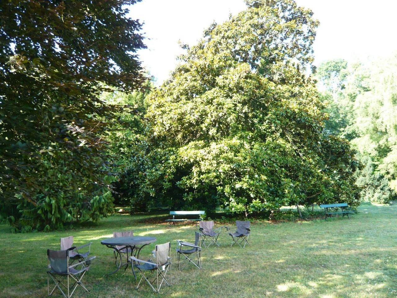 Les Longchamps Neuillé Exterior foto