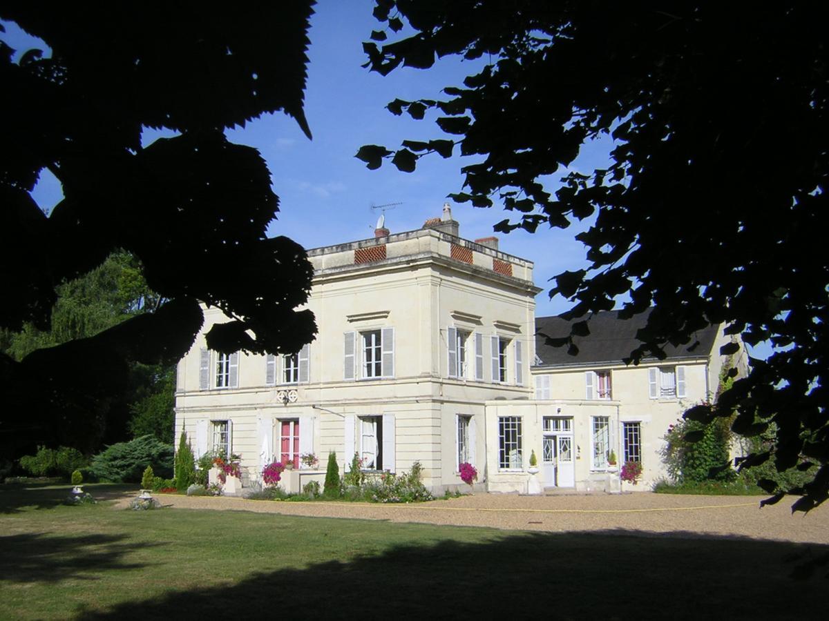 Les Longchamps Neuillé Exterior foto